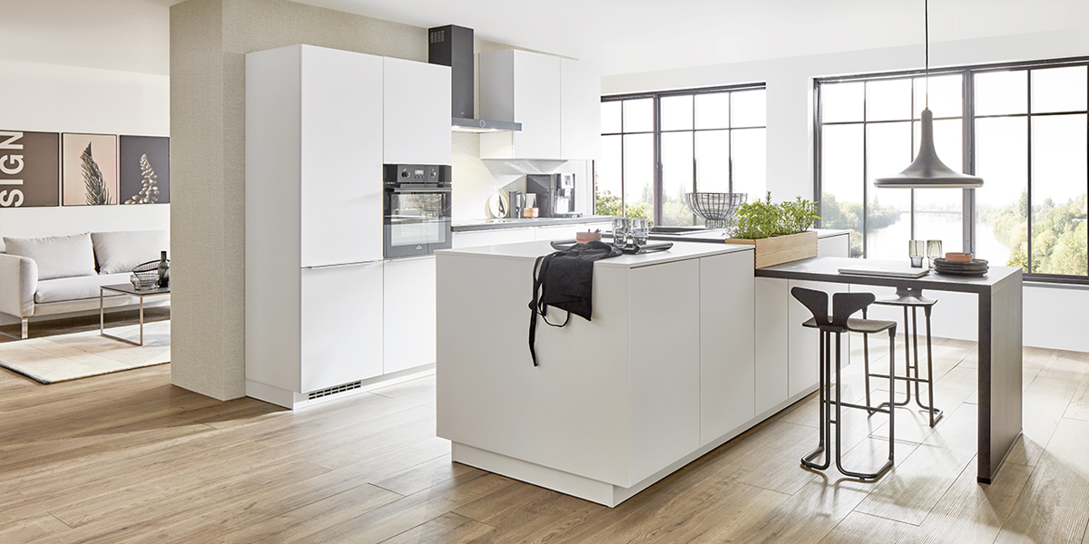 Rund um die Kochinsel trifft man sich   zum Kochen, Diskutieren und Genießen. Hier wird guter Geschmack nicht nur serviert, sondern auch gelebt. Die Inselküche verbindet Funktionalität mit Geselligkeit und schafft einen Raum, in dem man mittendrin statt nur dabei ist. Wer seine Küche als kommunikativen Mittelpunkt versteht, wird dieses Konzept lieben: offen, einladend und voller Atmosphäre.